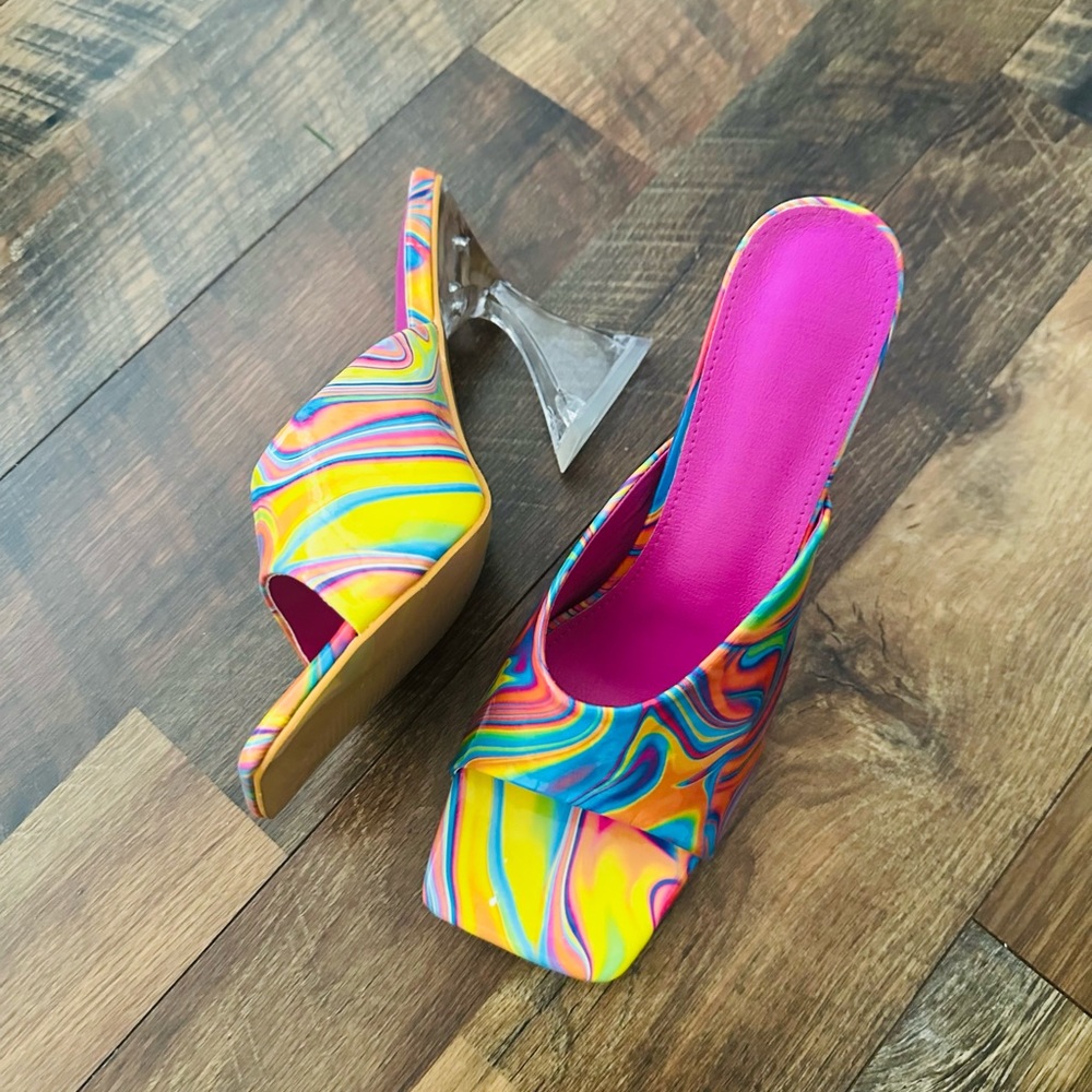 Never worn!  Great condition. Comes with box. Size 42. fit sz 8 1/2 and or sz 9